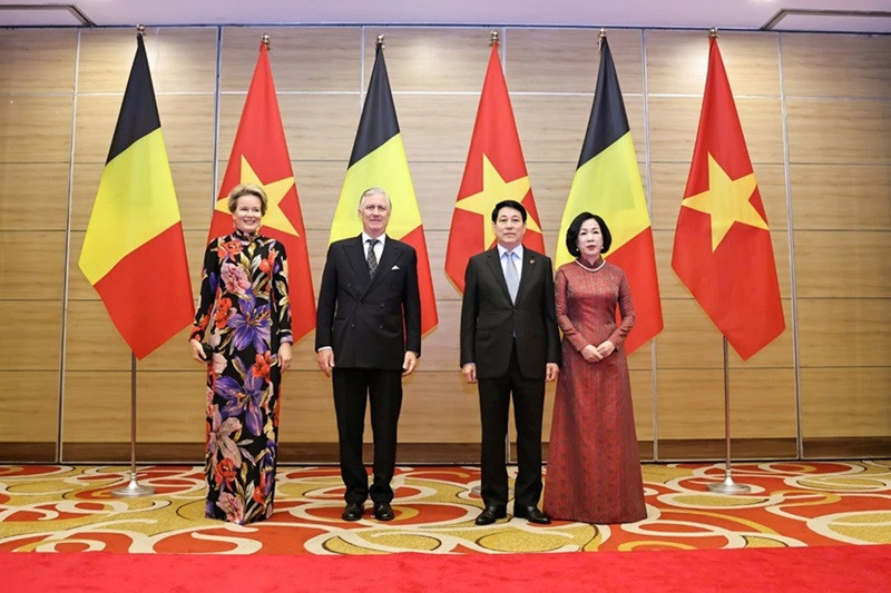 Le président Luong Cuong (droite) et son épouse président mardi soir 1er avril à Hanoï un banquet d'État solennel en l'honneur du roi Philippe et la reine Mathilde de Belgique. Photo : VGP.