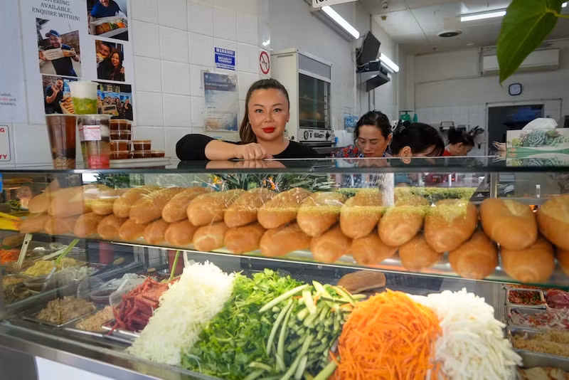 Mme Dinh estime que les réseaux sociaux ont contribué à la popularité croissante du bánh mì. Photo : Isabella Michie/ABC Radio National.