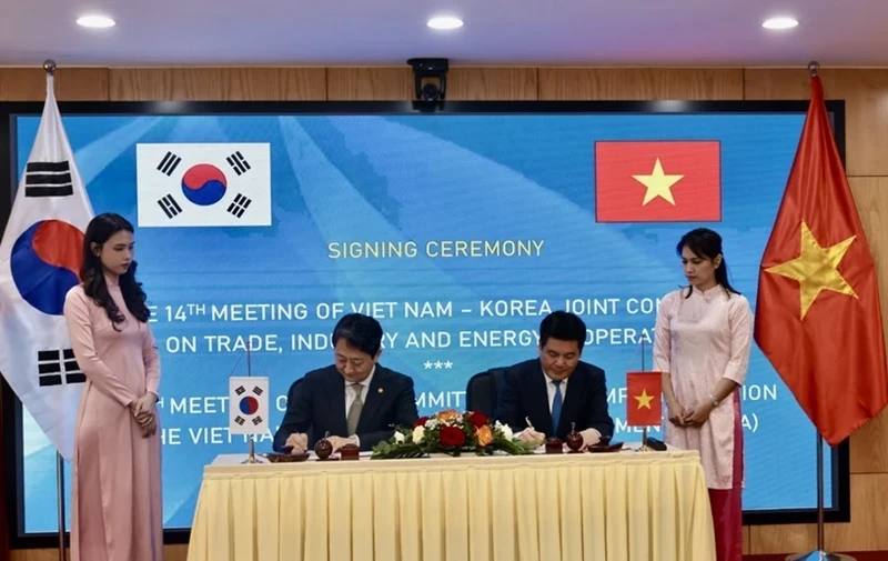 Le ministre vietnamien de l’Industrie et du Commerce Nguyên Hông Diên (à droite) et le ministre sud-coréen de l’Industrie, du Commerce et de l’Énergie, Ahn Duk-geun, signent le procès-verbal des réunions, à Hanoï, le 14 avril. Photo : VNA.