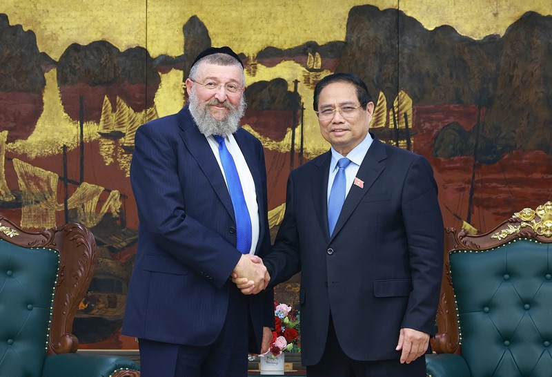 Le Premier ministre Pham Minh Chinh (à droite) et le ministre israélien du Travail, le rabbin Yoav Ben Tzur. Photo : VGP.