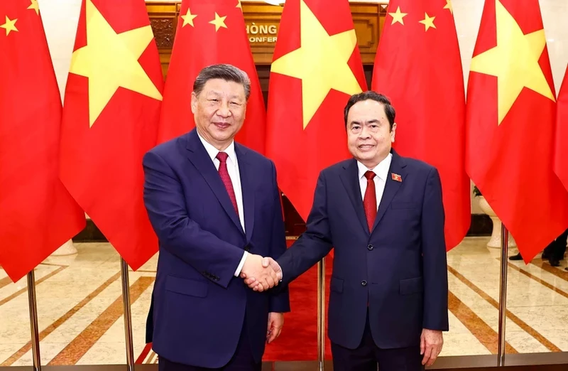 Le président de l’Assemblée nationale du Vietnam, Trân Thanh Mân (à droite) et le secrétaire général du Comité central du Parti communiste chinois et président chinois Xi Jinping, à Hanoï, le 14 avril. Photo : VNA.