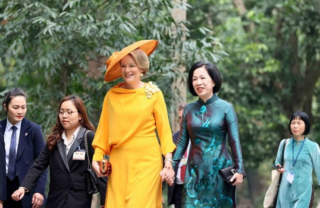 L'épouse du président Luong Cuong, Nguyen Thi Minh Nguyet et la reine Mathilde de Belgique visitent le site des reliques du Président Hô Chi Minh. Photo : VNA.