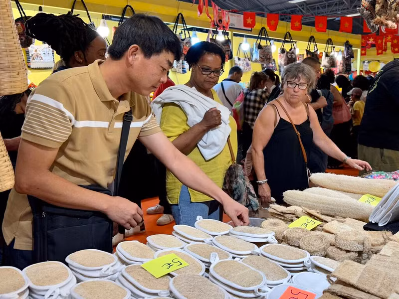 Les produits écologiques en fibre de luffa du Vietnam sont présentés pour la première fois à la Foire de Paris. Photo : CVN..