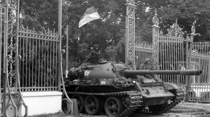 Un char de la Brigade blindée 203, relevant de la Division 304 du Corps d’armée 2, entre dans le Palais de l’Indépendance à midi, le 30 avril 1975. Photo : VNA.