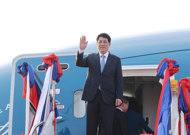 Le président vietnamien Luong Cuong à l’aéroport international de Wattay, à Vientiane, au Laos. Photo : VNA.