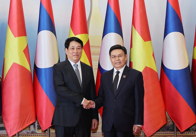 Le président vietnamien Luong Cuong (à gauche) et le président de l'Assemblée nationale lao Saysomphone Phomvihane. Photo : VNA.