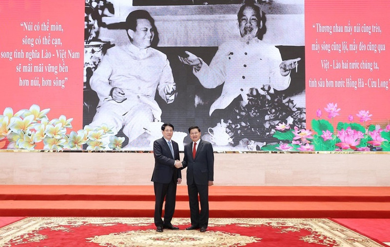 Le président vietnamien Luong Cuong (gauche) et le secrétaire général du Parti populaire révolutionnaire du Laos et président lao, Thongloun Sisoulith assistent à l’échange d’amitié Vietnam-Laos. Photo : VNA.
