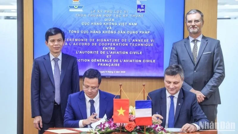 Lors de la cérémonie de signature de l’annexe VI de l’accord de coopération technique entre la CAAV et la DGAC. Photo : NDEL.