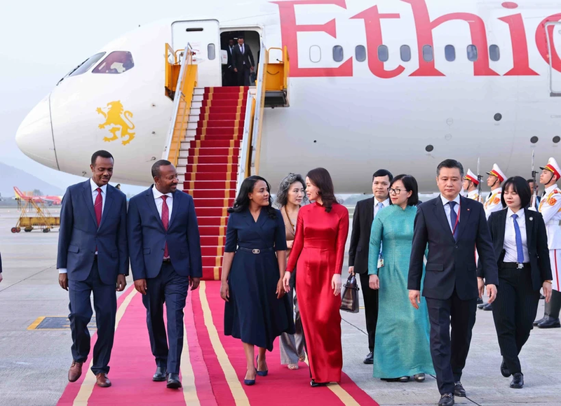 Le Premier ministre éthiopien Abiy Ahmed Ali (2e à gauche) et son épouse Zinash Tayachew accueillis à l’aéroport international de Nôi Bài par la vice-ministre des Affaires étrangères Nguyên Minh Hang. Photo : VNA.