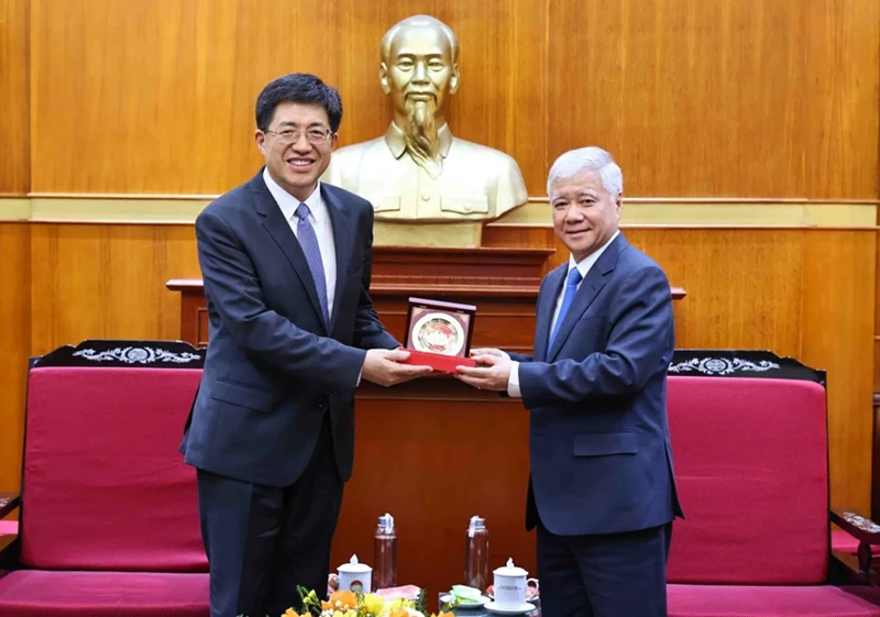 Le président du Comité central du Front de la Patrie du Vietnam, Dô Van Chiên (à droite) et le premier secrétaire du Comité central de la Ligue de la jeunesse communiste de Chine, A Dong. Photo : VNA.