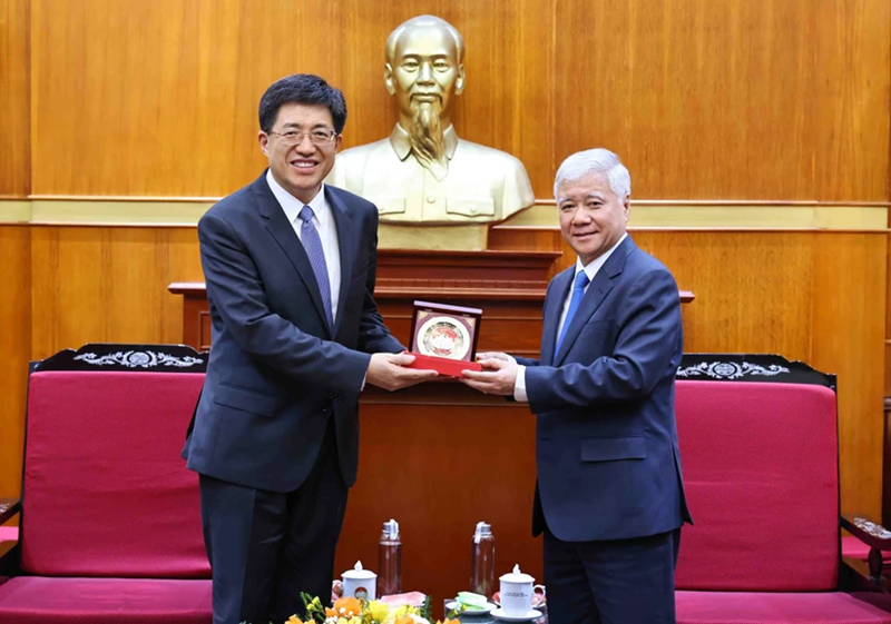 Le président du Comité central du Front de la Patrie du Vietnam, Dô Van Chiên (à droite) et le premier secrétaire du Comité central de la Ligue de la jeunesse communiste de Chine, A Dong. Photo : VNA.