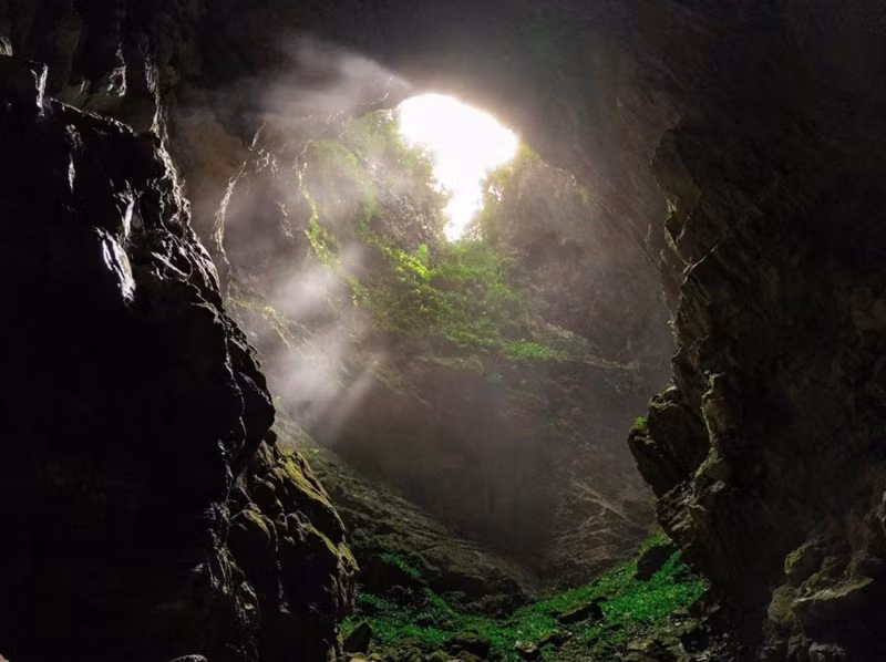 À ce jour, seuls quelques spéléologues ont réussi à atteindre le fond du gouffre. Cet endroit reste un grand mystère. Photo : VOV. À ce jour, seuls quelques spéléologues ont réussi à atteindre le fond du gouffre. Cet endroit reste un grand mystère. Photo : VOV.