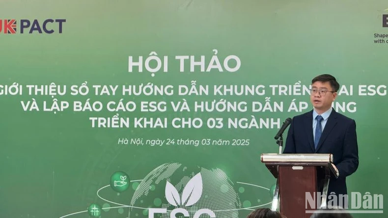 Nguyen Duc Trung, vice-directeur de l'Agence de développement des entreprises privées et de l'économie collective, du ministère des Finances s'exprime lors du séminaire. Photo : NDEL.
