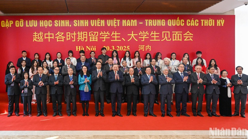 Le secrétaire général du Parti communiste du Vietnam, Tô Lâm et les délégués posent pour une photo de groupe lors de l'événement. Photo: NDEL.