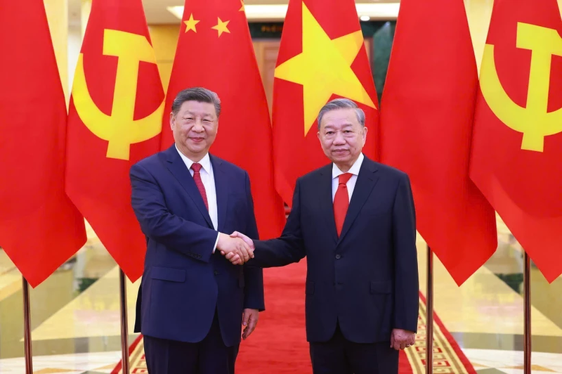 Le secrétaire général du Comité central du Parti communiste du Vietnam (PCV), Tô Lâm (à droite) et le secrétaire général du Comité central du Parti communiste chinois (PCC) et président chinois, Xi Jinping, à Hanoï, le 14 avril. Photo : VNA.