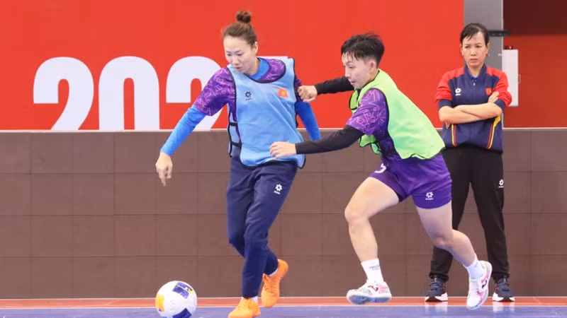 Les membres de l’équipe féminine de futsal du Vietnam s’entraînent avec ardeur en vue du match d’ouverture. Photo : VFF.