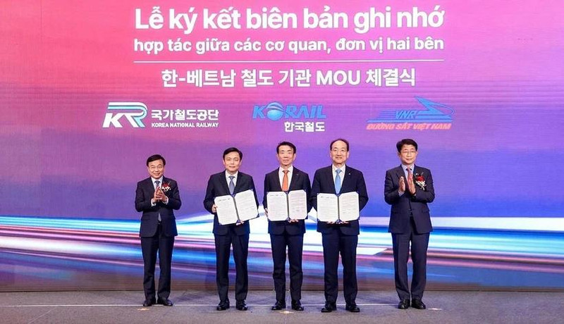 Lors du forum, plusieurs protocoles d'accord ont été signés. Photo : Baogiaothong.