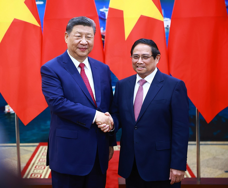 Le Premier ministre Pham Minh Chinh (droite) et le secrétaire général du Comité central du Parti communiste chinois (PCC) et président de la République populaire de Chine, Xi Jinping. Photo : VNA.