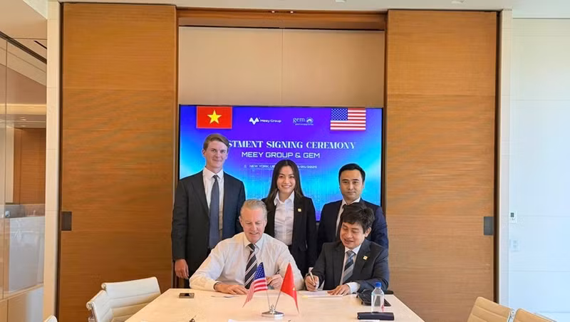 Chris F. Brown, directeur de GEM (en chemise blanche) et Hoang Mai Chung, président du Conseil d’administration de Meey Group lors de la cérémonie de signature de l’accord de coopération. Photo : Thanhtra.