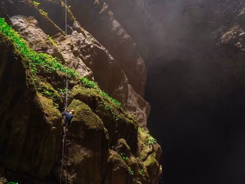 Lors des premiers jours d'exploration, les spéléologues ont dû faire face à de nombreux défis en raison du terrain accidenté. Les expéditions dans ce gouffre étant si éprouvantes et demandant une énergie considérable, ils l'ont donc baptisé Nightmare (Cauchemar/Ac Mông). Cet endroit reste encore un immense mystère au cœur du patrimoine naturel mondial de Phong Nha-Ke Bàng. Photo : VOV. Lors des premiers jours d'exploration, les spéléologues ont dû faire face à de nombreux défis en raison du terrain accidenté. Les expéditions dans ce gouffre étant si éprouvantes et demandant une énergie considérable, ils l'ont donc baptisé Nightmare (Cauchemar/Ac Mông). Cet endroit reste encore un immense mystère au cœur du patrimoine naturel mondial de Phong Nha-Ke Bàng. Photo : VOV.