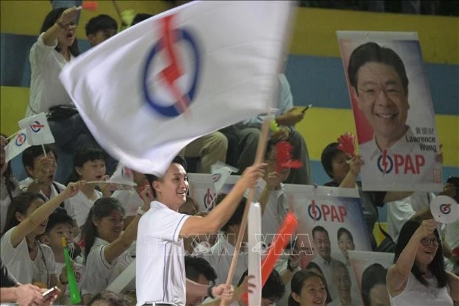 Des partisans du Parti d'action populaire. Quelque 2,76 millions de Singapouriens ont voté samedi 3 mai pour des législatives. Photo : Xinhua/VNA.