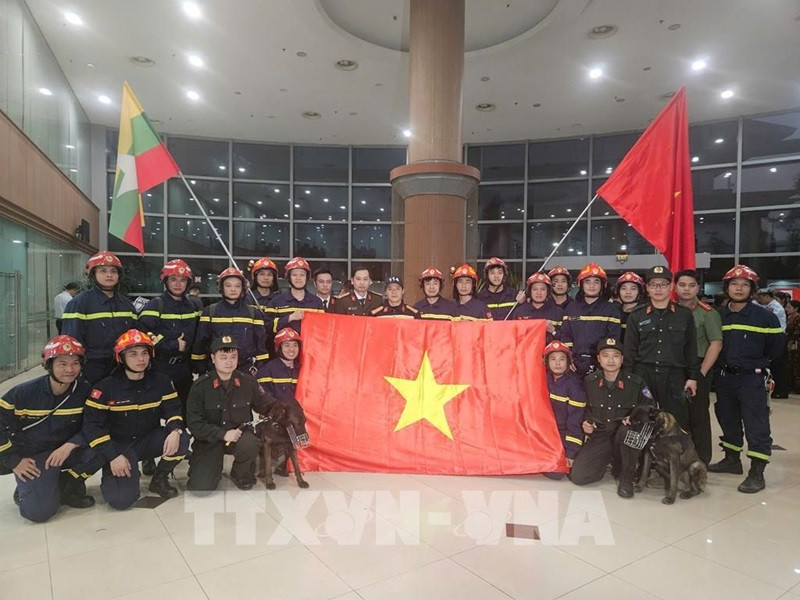 Les équipes vietnamiennes de secours arrivent à l’aéroport de Yangon, au Myanmar. Photo : VNA.