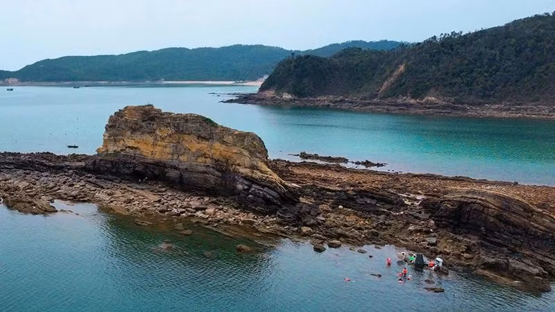 Les visiteurs peuvent profiter d’activités, telles que la baignade et la pêche autour de l’île de Thanh Lan, située dans le district de Co To, province de Quang Ninh. Photo : NDEL.
