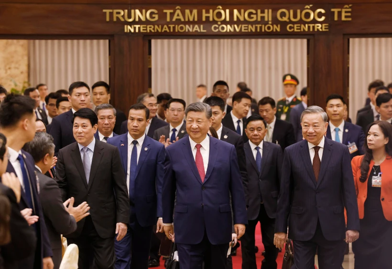 Le secrétaire général du Comité central du Parti communiste vietnamien (PCV), Tô Lâm (à droite, premier plan), le secrétaire général du Comité central du Parti communiste chinois (PCC) et président chinois, Xi Jinping (centre) et le président vietnamien Luong Cuong. Photo : VNA.