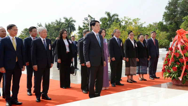 Le président de la République Luong Cuong, à la tête d’une délégation vietnamienne de haut rang, dépose une gerbe de fleurs à la mémoire du Président lao Kaysone Phomvihane. Photo : NDEL.