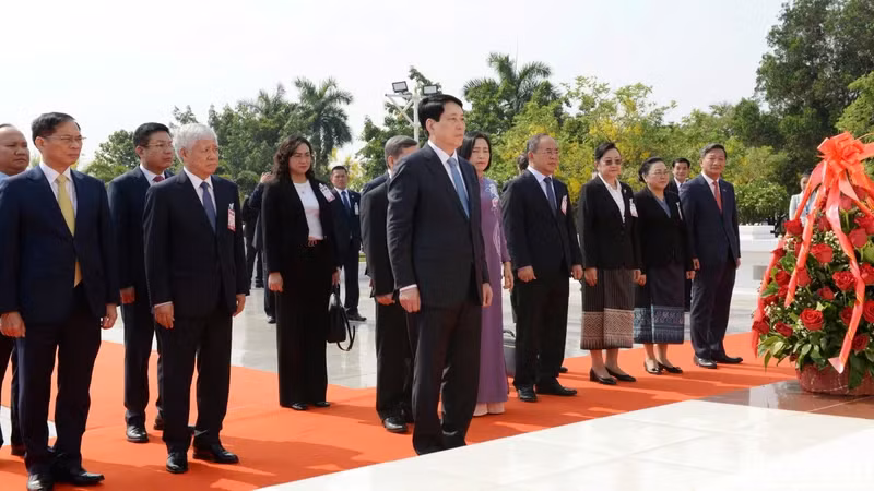 Le président de la République Luong Cuong, à la tête d’une délégation vietnamienne de haut rang, dépose une gerbe de fleurs à la mémoire du Président lao Kaysone Phomvihane. Photo : NDEL.