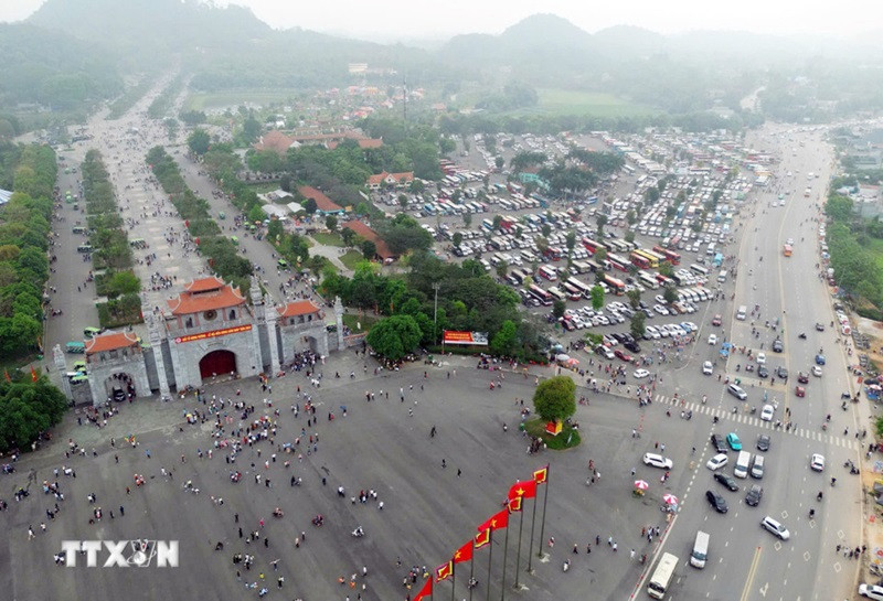 Des milliers de personnes se rendent tôt aux temples des rois Hùng. Photo : VNA.
