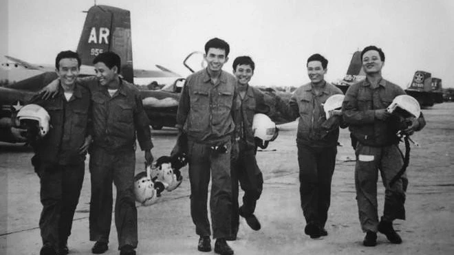 L'escadrille Quyêt Thang à l'aéroport de Thanh Son (Phan Rang, au Centre du Vietnam), dans l'après-midi du 28 avril 1975, après avoir attaqué l'aéroport de Tan Son Nhat. Photo : Archives/VNA.