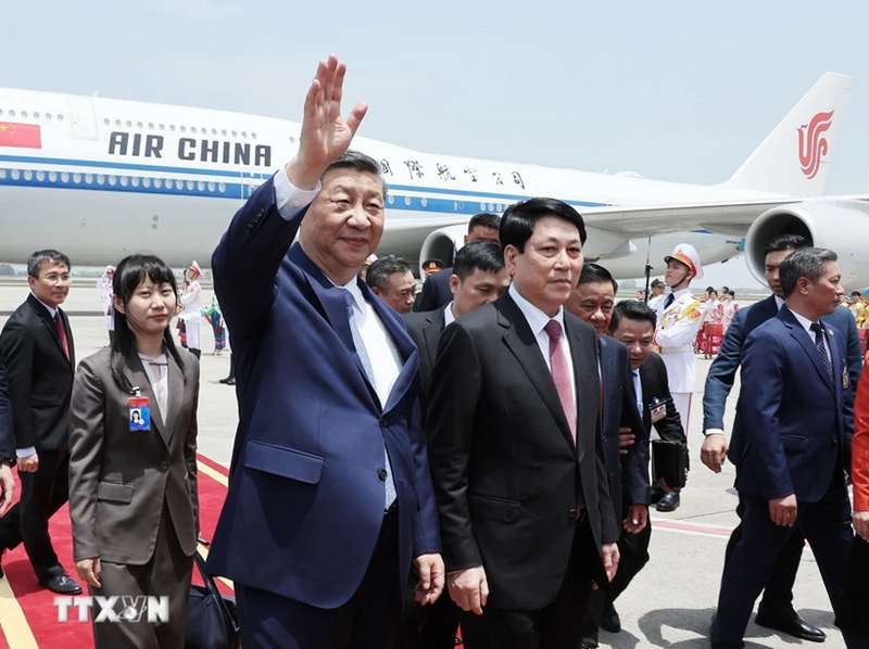 Le dirigeant chinois Xi Jinping arrive à Hanoï, entamant sa visite d’État au Vietnam. Photo : VNA.