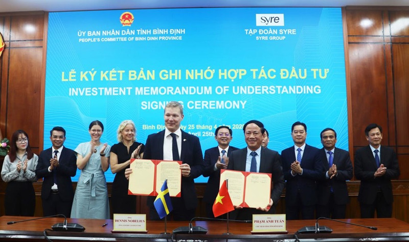 Lors de la cérémonie de signature d’un protocole d’accord de coopération entre la province de Binh Dinh et le groupe danois Syre. Photo : CAND.