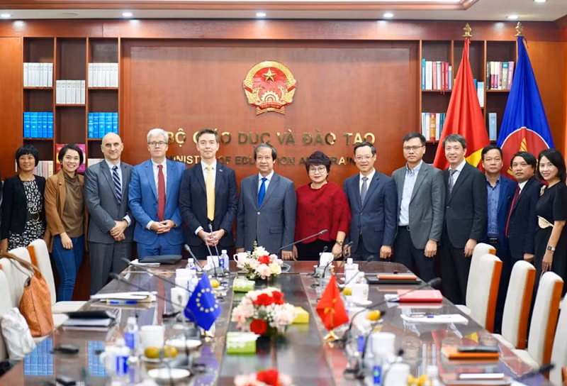 Le ministre Nguyen Kim Sơn, l'ambassadeur Julien Guerrier et les représentants du ministère de l'Éducation et de la Formation ainsi que de la délégation de l'UE au Vietnam. Photo : Giaoducthoidai.
