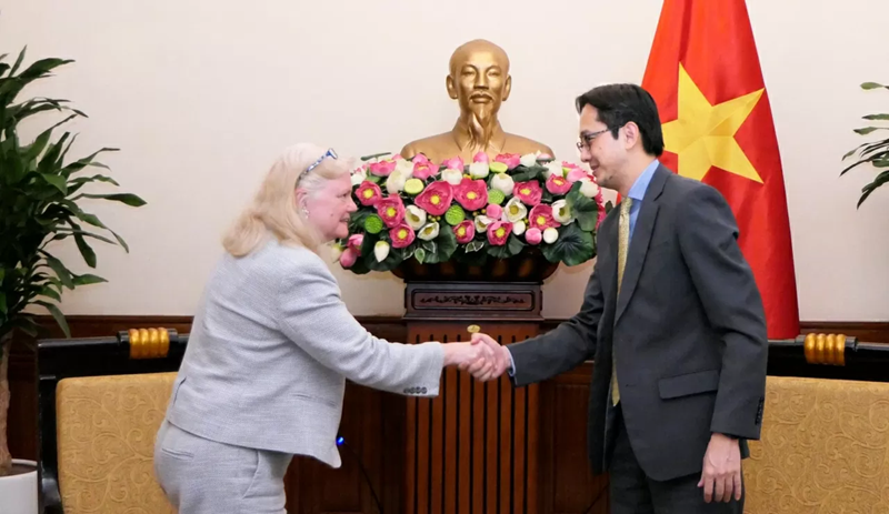 Le vice-ministre des Affaires étrangères Do Hung Viet et Mme Ann K. Ganzer, assistante par intérim du secrétaire d'État des États-Unis responsable du bureau de la sécurité internationale et de la non-prolifération (ISN). Photo : Baoquocte.