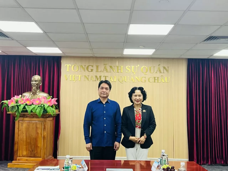 Le consul général du Vietnam à Guangzhou, Nguyen Viet Dung et la professeure Tao Yi Tao. Photo : Baoquocte.