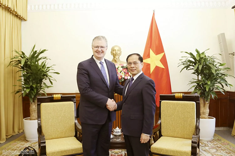 Le vice-Premier ministre et ministre des Affaires étrangères, Bui Thanh Son (droite) et Daniel Kritenbrink, membre du conseil d'administration du groupe Asia, ancien assistant du secrétaire d'État américain et ancien ambassadeur des États-Unis au Vietnam. Photo : Baoquocte.