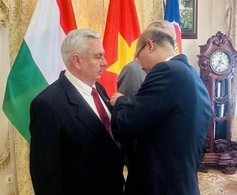 L'ambassadeur du Vietnam en Italie Bui Lê Thai remet l’Ordre d’amitié à deux responsables de l’Association d’amitié Hongrie-Vietnam. Photo : VNA.