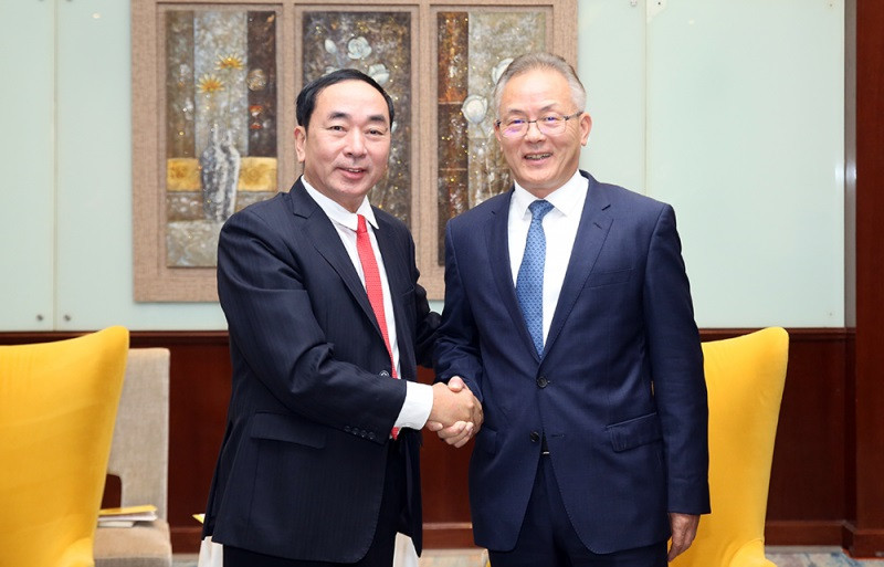 Le général de corps d'armée Tran Quoc To, vice-ministre de la Sécurité publique (gauche) et Dai Bin Bin, vice-président du Comité populaire provincial et directeur de la Police de la province du Shaanxi (Chine). Photo : CAND.