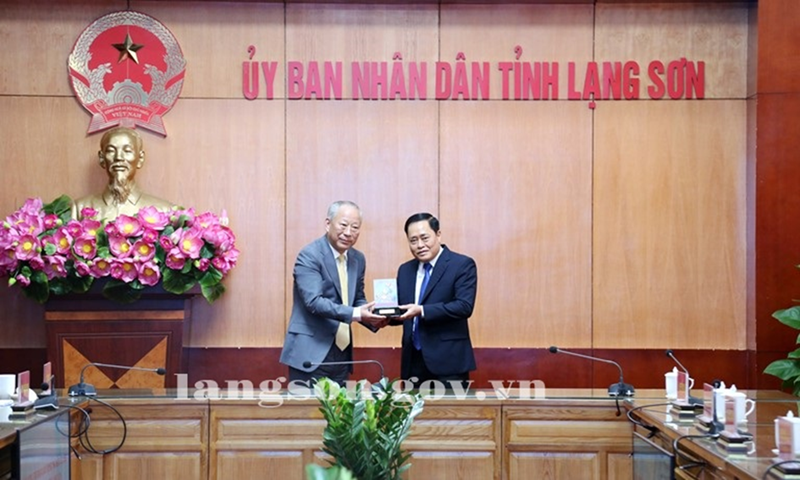Ho Tien Thieu, secrétaire adjoint du Comité provincial du Parti et président du Comité populaire de la province de Lang Son (droite) reçoit Yan Jiehe, fondateur du groupe de construction Pacific et du groupe Susun, président de l’Institut de recherche Zhuangyan. Photo : langson.gov.vn.