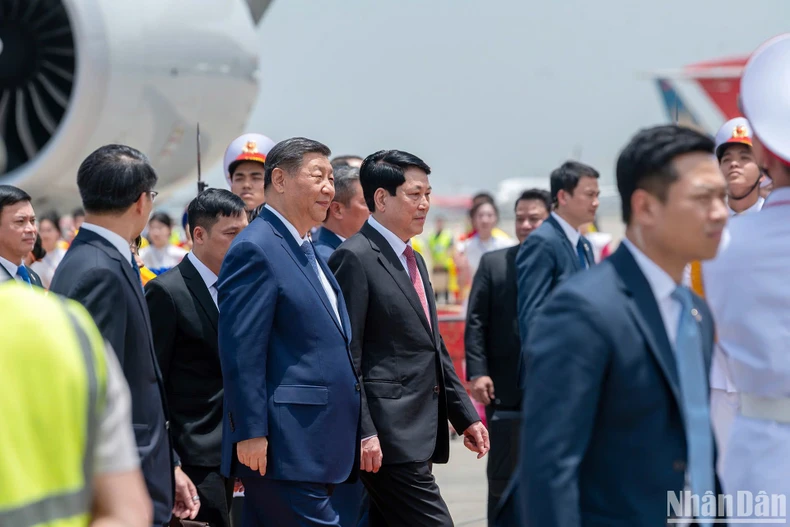 Le président vietnamien Luong Cuong accueille le secrétaire général du Comité central du Parti communiste chinois et président chinois, Xi Jinping. Photo : NDEL.
