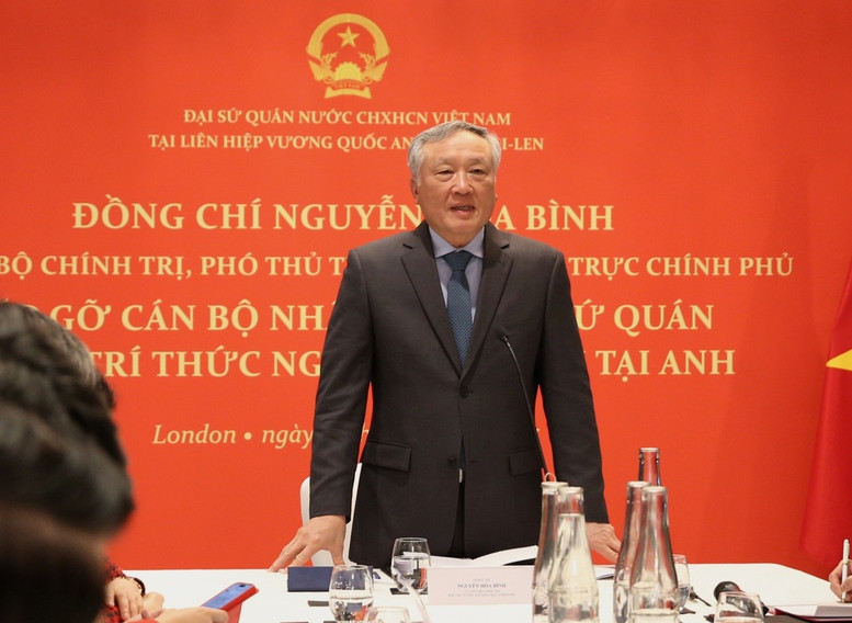 Le vice-Premier ministre permanent Nguyen Hoa Binh lors de la rencontre avec le personnel de l'ambassade et de l'Association des intellectuels vietnamiens au Royaume-Uni. Photo : VGP.