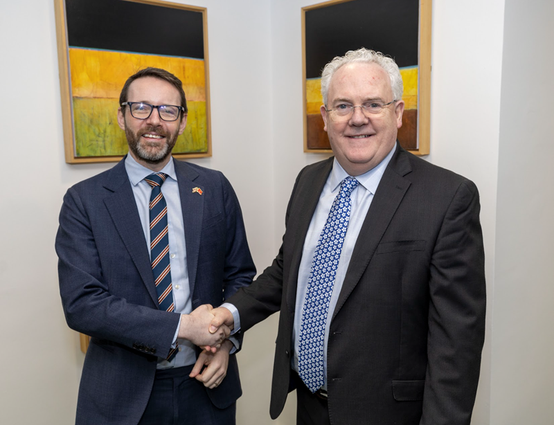L'ambassadeur de Royaume-Uni au Vietnam, Iain Frew (à gauche), et le professeur Gerry McCormac, vice-chancelier de l'Université de Stirling. Photo: Ambassade britannique.
