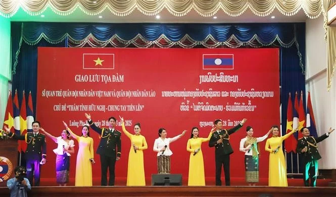 Lors du programme d'échange entre jeunes officiers Vietnam-Laos. Photo : VNA.