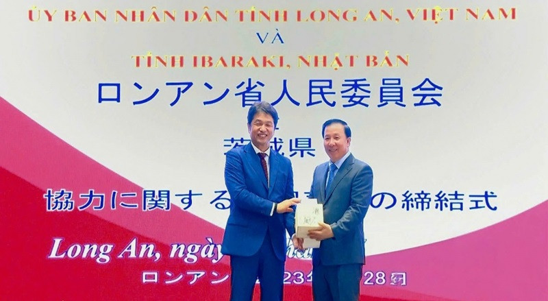 Le président du Comité populaire provincial de Long An et le gouverneur de la préfecture d'Ibaraki lors de la « Cérémonie de signature de la déclaration conjointe entre la province de Long An et la préfecture d'Ibaraki » pour célébrer le 50e anniversaire des relations diplomatiques Vietnam - Japon. Photo : Congthuong.