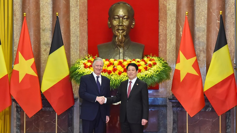Le président Luong Cuong (à droite) et le roi Philippe de Belgique à Hanoï, le 1er avril. Photo : NDEL.