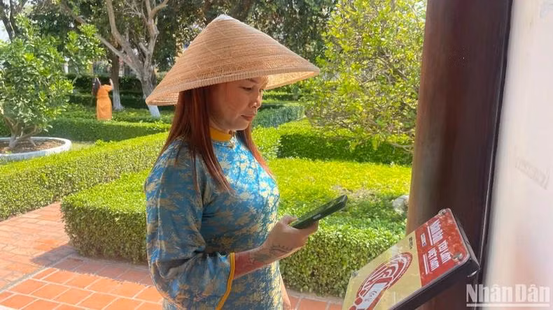 En posant leur smartphone connecté à Internet sur le panneau équipé de la puce NFC, les visiteurs obtiendront une certification de leur visite sur le site, tout en enregistrant leurs photos. Photo : NDEL.