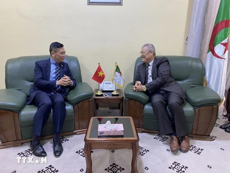 L'ambassadeur du Vietnam en Algérie, Trân Quôc Khanh (gauche) et le gouverneur de la province de Touggourt, Othmane Abdelaziz. Photo: VNA.