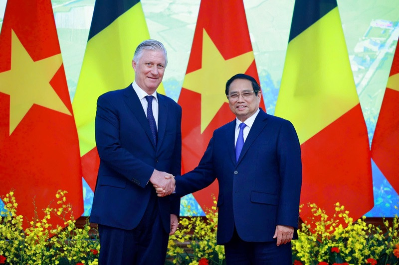Le Premier ministre Pham Minh Chinh (droite) et le roi Philippe de Belgique. Photo : VGP.